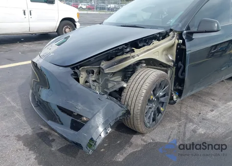 2025 Tesla Model Y Long Range Dual Motor Rear-Wheel Drive from USA, damaged, VIN 7SAYGDED4SA367652